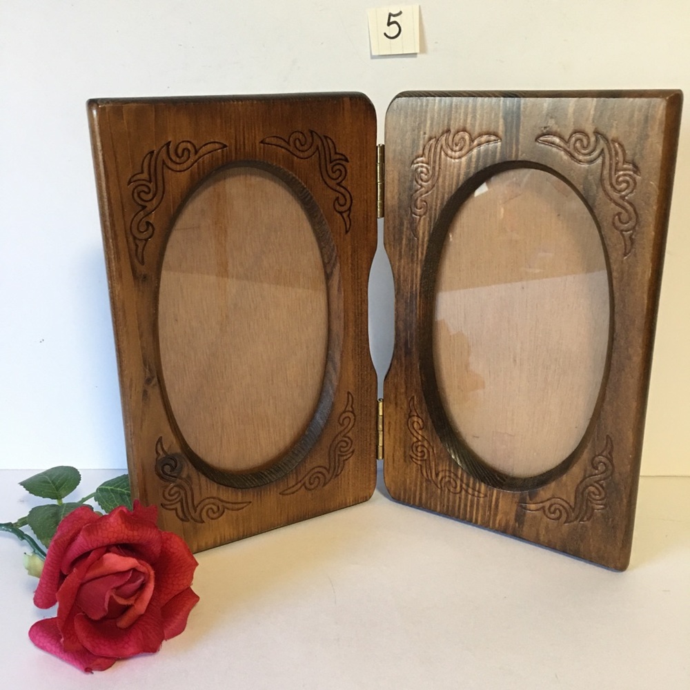 VTG DOUBLE HINGED WOOD DOUBLE PIC FRAME OVAL CENTER SCROLLING
